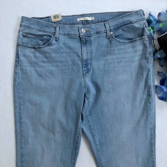 Levi's NWOT Light Wash Classic Bootcut Jeans Women 18/34 - Picture 3 of 10